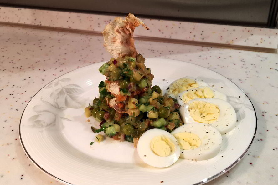 Рецепт вегетарианского оливье с сельдереем и горчичным соусом