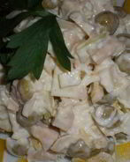 Простой салат из консервированных кальмаров