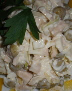 Простой салат из консервированных кальмаров