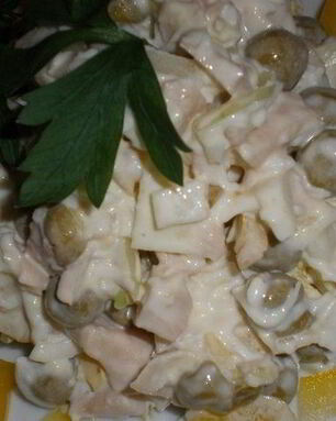 Простой салат из консервированных кальмаров