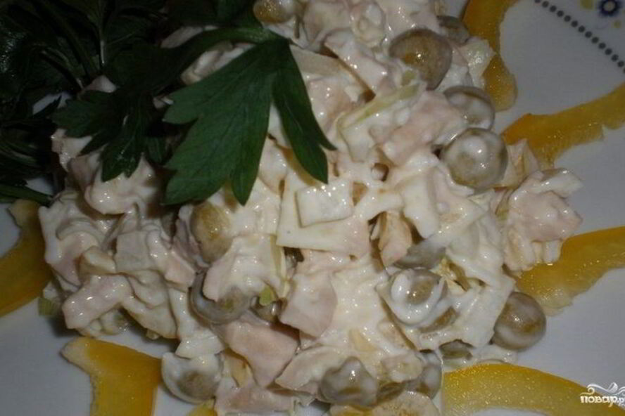 Рецепт простого салата из консервированных кальмаров