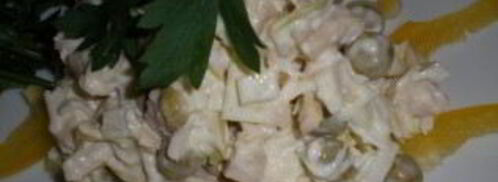 простой салат из консервированных кальмаров. Шаг 3