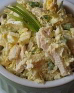 Простой салат из пекинской капусты и курицы