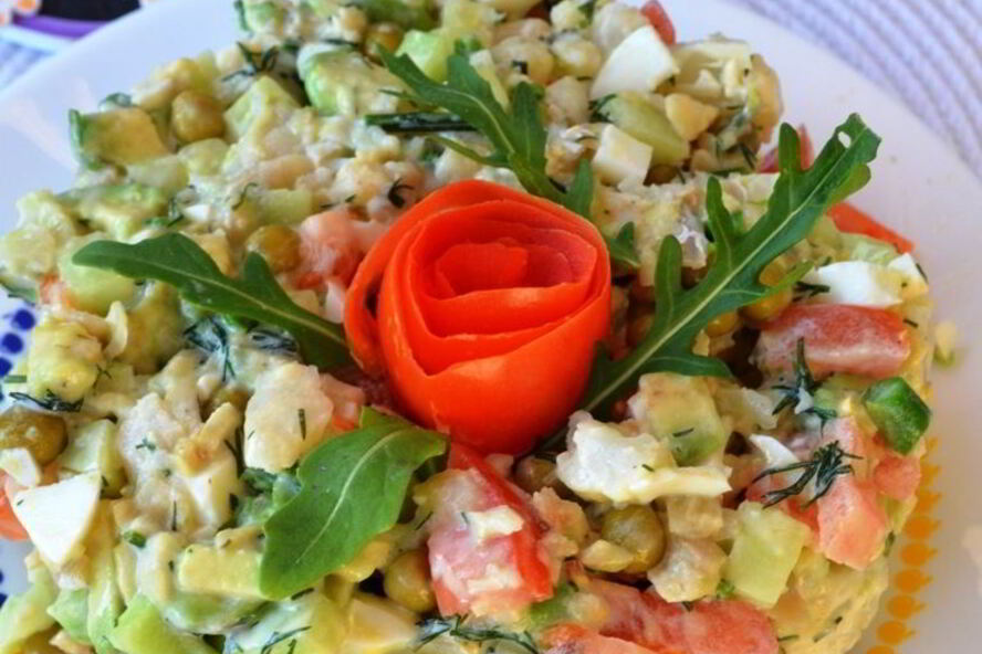 Рецепт рыбного салата цветик