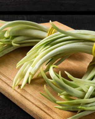 Салат из черемши с томатной заливкой