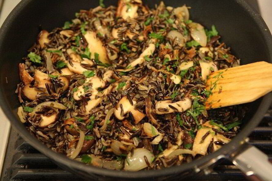Рецепт салата из дикого риса с грибами и петрушкой