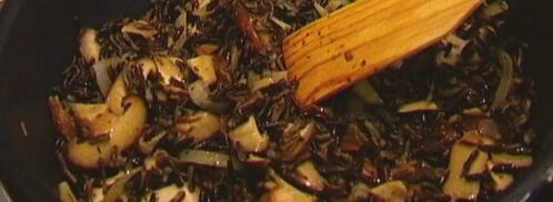 салат из дикого риса с грибами и петрушкой. Шаг 9