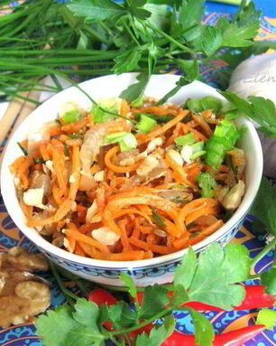 Салат из морковки по-корейски, орехов и зелени
