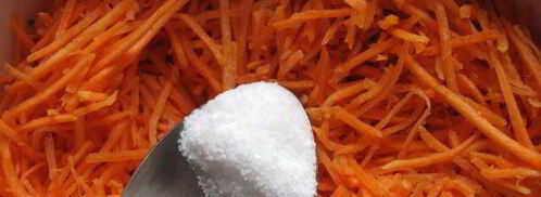 салат из морковки по-корейски, орехов и зелени. Шаг 3