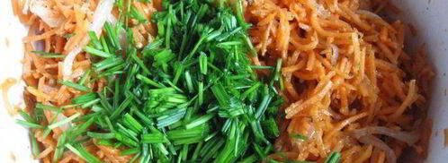 салат из морковки по-корейски, орехов и зелени. Шаг 7