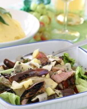 Салат из свинины с маринованными грибами, черносливом и сыром