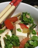 Салат из тунца с мягким тофу