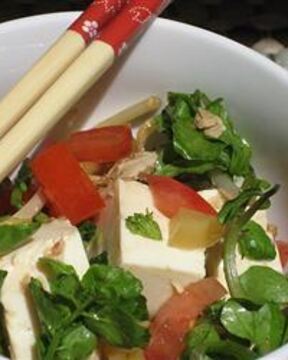 Салат из тунца с мягким тофу