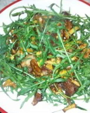 Салат из жареных лисичек