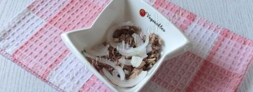 салат мимоза с яблоком. Шаг 7