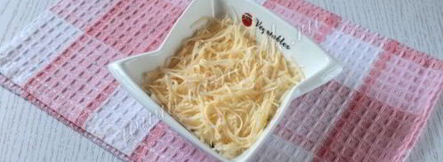 салат мимоза с яблоком. Шаг 9