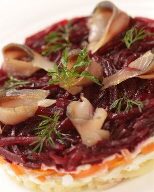 Слабосоленая атлантическая сельдь под шубой из молодых овощей