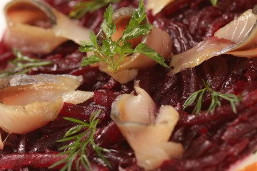 Рецепт слабосоленой атлантической сельди под шубой из молодых овощей