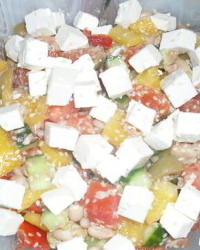 Салат с фетой, фасолью и тунцом