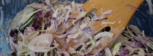 салат с капустой и огурцом. Шаг 4