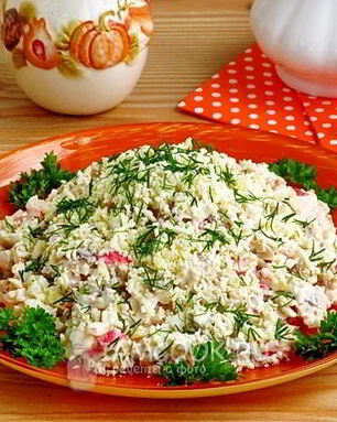 Салат с копченой рыбой, крабовыми палочками и яйцами