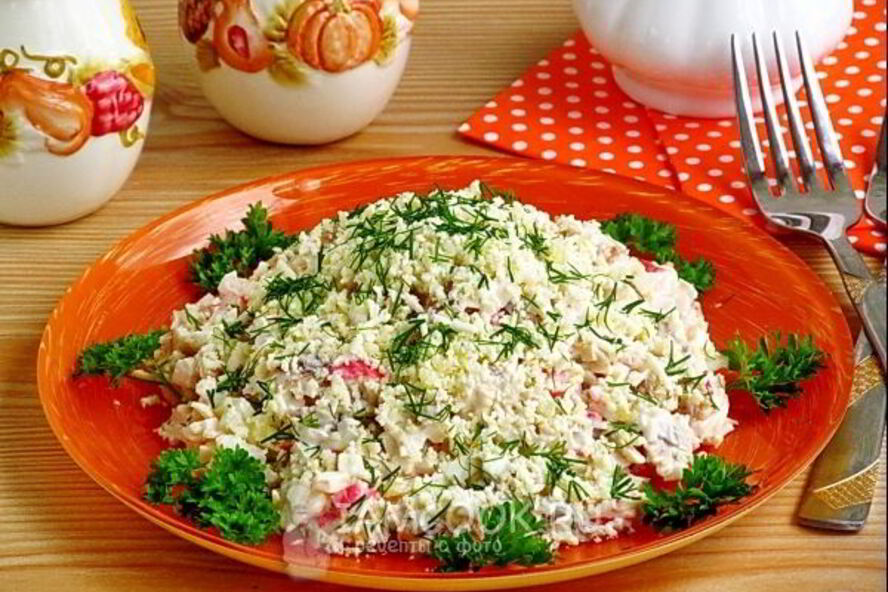 Рецепт салата с копченой рыбой, крабовыми палочками и яйцами