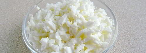 салат с копченой рыбой, крабовыми палочками и яйцами. Шаг 4