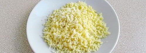 салат с копченой рыбой, крабовыми палочками и яйцами. Шаг 5