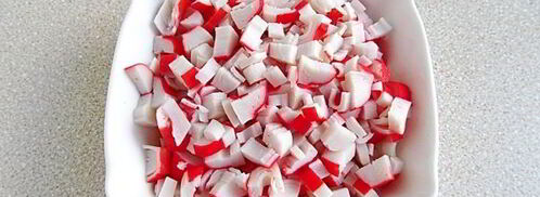 салат с копченой рыбой, крабовыми палочками и яйцами. Шаг 7