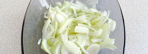 салат с копченой рыбой, крабовыми палочками и яйцами. Шаг 8