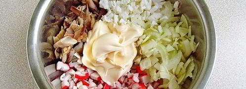 салат с копченой рыбой, крабовыми палочками и яйцами. Шаг 10