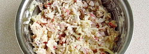 салат с копченой рыбой, крабовыми палочками и яйцами. Шаг 11