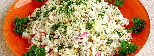 салат с копченой рыбой, крабовыми палочками и яйцами. Шаг 12