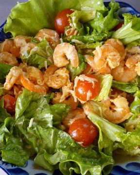 Салат с креветками и помидорами черри