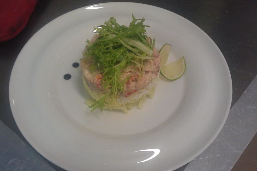 Рецепт салата с креветками и раковыми шейками