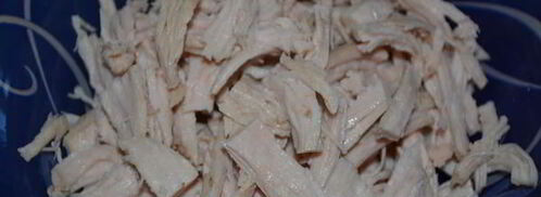 салат с курицей и маринованными грибами. Шаг 3