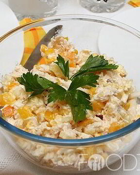 Салат с сыром и ананасом