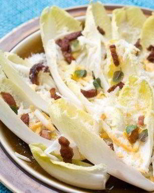 Салат с цикорием, жареной ветчиной и грушами