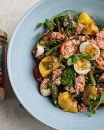 Салат с тунцом и пряной заправкой