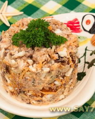 Салат с тунцом и сухариками