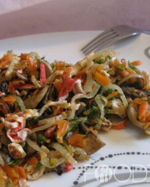 Салат с жареными грибами