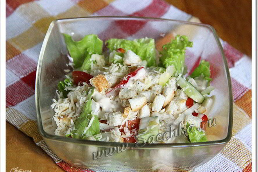 Рецепт овощного салата цезарь с сухариками