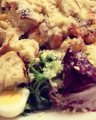 Салат Цезарь с креветками и перепелиными яйцами