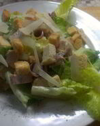 Салат Цезарь с куриной грудкой и анчоусами