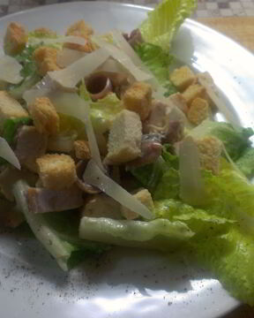 Салат Цезарь с куриной грудкой и анчоусами