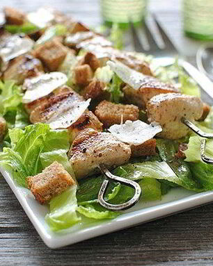 Салат Цезарь с курицей гриль