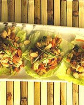 Салат Цезарь с курицей и черешней