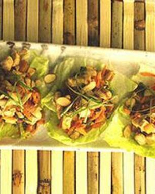 Салат Цезарь с курицей и черешней