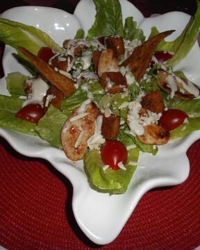 Салат Цезарь с курицей, сухариками и гранатовым соусом