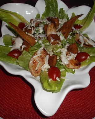 Салат Цезарь с курицей, сухариками и гранатовым соусом